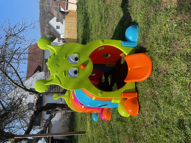 Spielgerät im Garten der Kindertagespflege